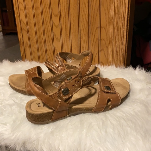 Both pair. Same design Black and Tan size 10 - Picture 6 of 6